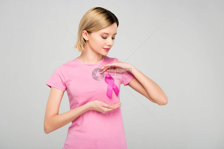 金发美女身穿粉色T恤的剪影图片