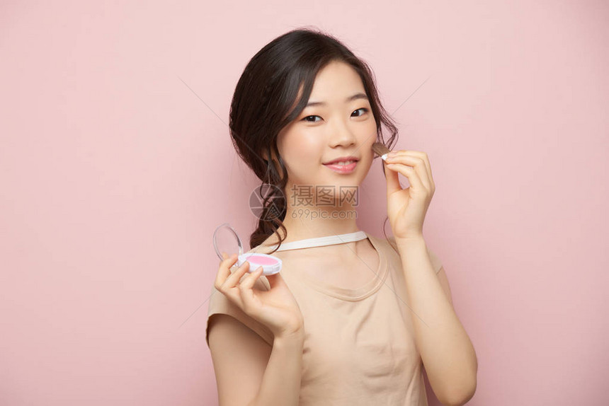 可爱的亚洲年轻女人脸红孤图片