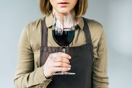 女美食家用红葡萄酒杯站图片