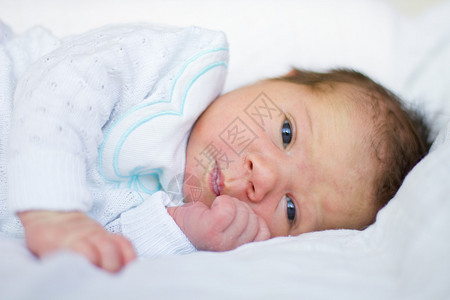 可爱的新生女婴肖像背景图片