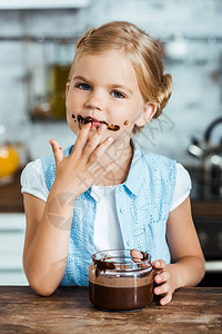 可爱的小孩吃着美味的巧克力图片