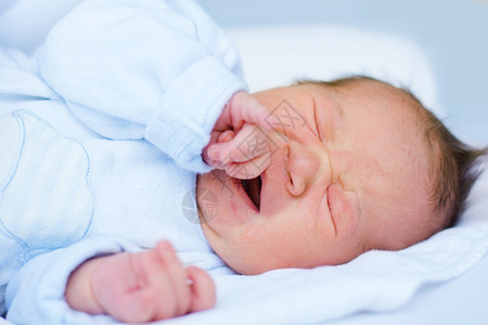 刚出生的女婴哭了十天大高清图片