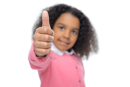 快乐的非洲小女孩美国女孩展示拇指在图片