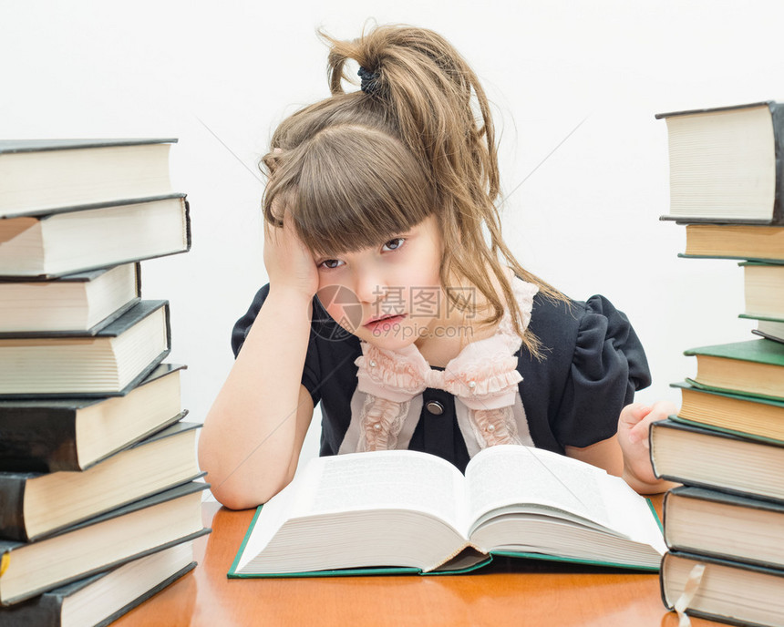 有书的小疲倦的女孩图片