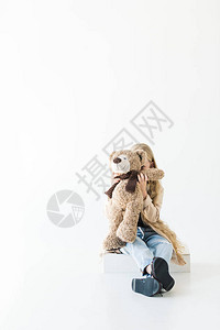 可爱的抱着泰迪熊的小孩图片