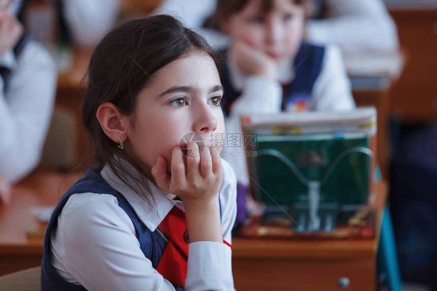 小学生在小学上课女孩看着老师俄罗斯的教育图片