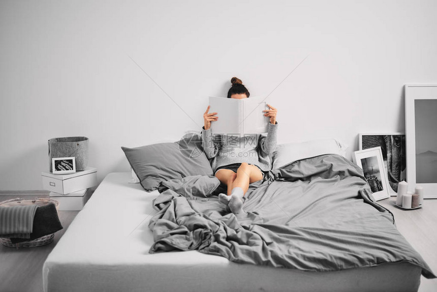 女孩坐在床上看书早图片
