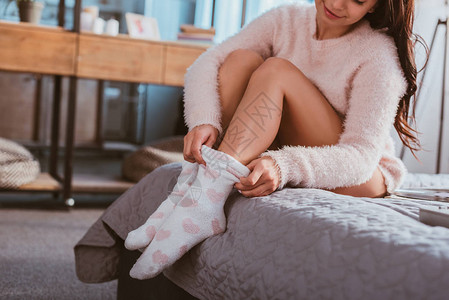 坐在家中睡觉时穿着毛袜的女孩的局图片