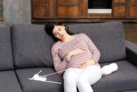 怀孕少女睡在沙发上用编图片