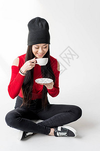 有吸引力的亚洲女人拿着茶杯被灰色隔离背景图片