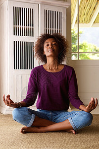 一名在家中做瑜伽的非裔美图片