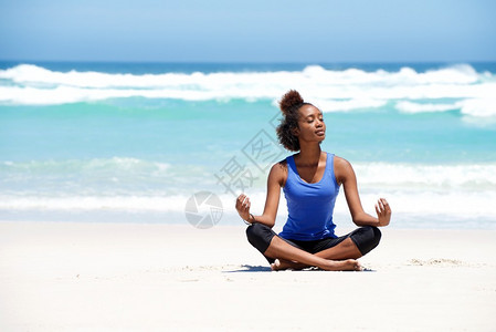 健康年轻瑜伽女肖像在沙滩上图片
