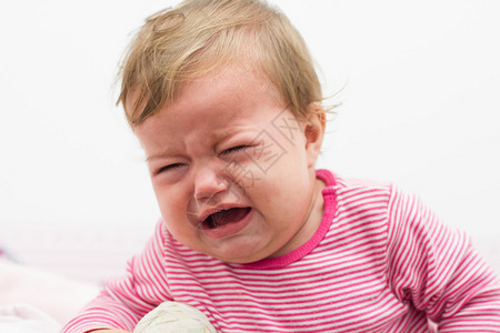 九个月大的女婴不开心地哭着看相机图片