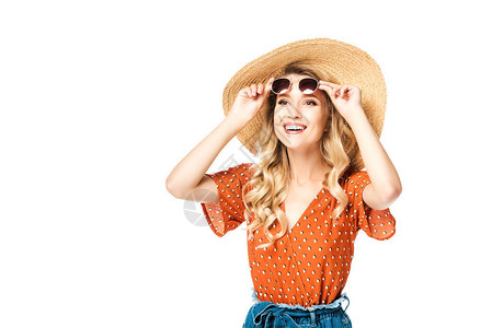 穿着草帽和太阳镜的年轻快乐女人的肖像在白图片