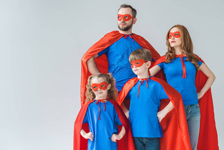 身穿服装的超级英雄家族图片