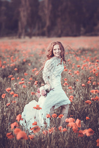 春天的年轻女子的画像杏仁花开像新娘一样袭白衣的少图片