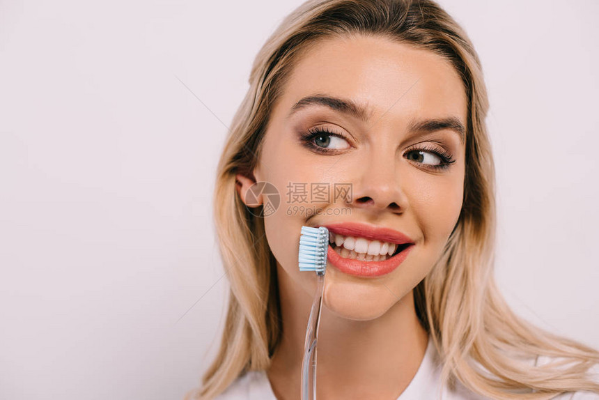 带着牙刷的美丽笑容美貌的女人白着与复制空间隔图片