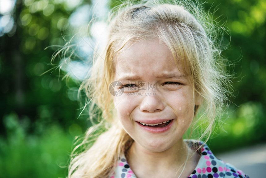 美丽的悲伤小女孩哭泣图片