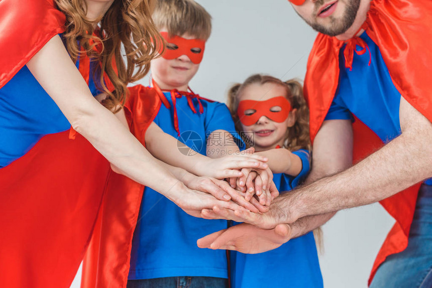 超级家族在衣服中拍到的特大家庭的一张照片双手叠在一起在图片