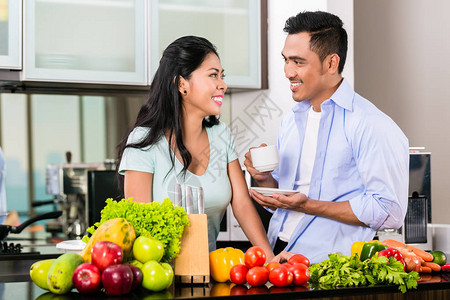 亚洲夫妇男人和女人一起在厨房图片
