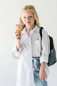可爱的小孩背着包吃冰淇淋和微图片