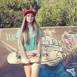 玩滑板的少女图片