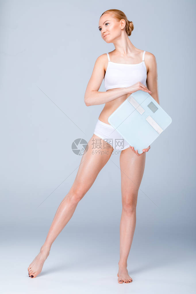 身穿白内裤的年轻瘦女人图片