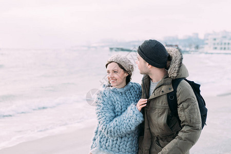 情侣在冬季海滨和散步图片