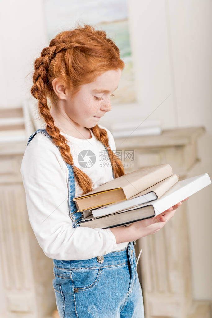 可爱的小红发小姑娘的肖像在家图片