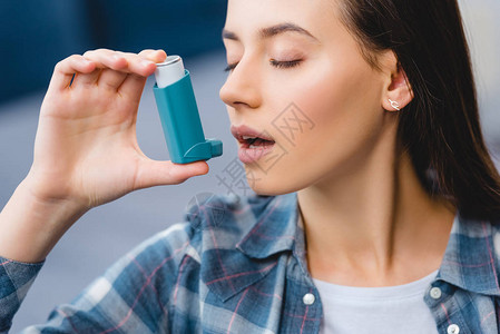 青春女在哮喘时使用吸入图片