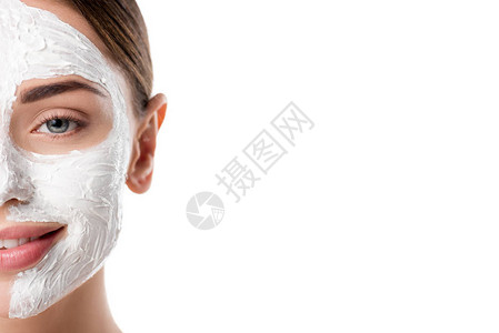 带着面部皮肤护面具的微笑着妇女的脸部遮光罩背景图片