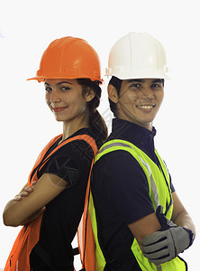 男和女安全帽工人的肖像图片