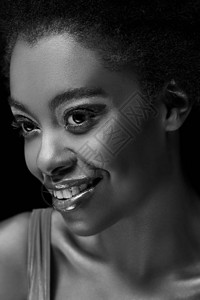 美笑着容的非洲女被黑人背景图片