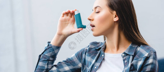 在家患有哮喘病的女孩使用吸入器图片