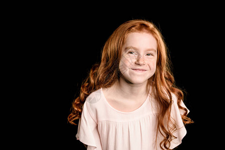 可爱的小红发女孩的肖像在镜头前微笑被图片