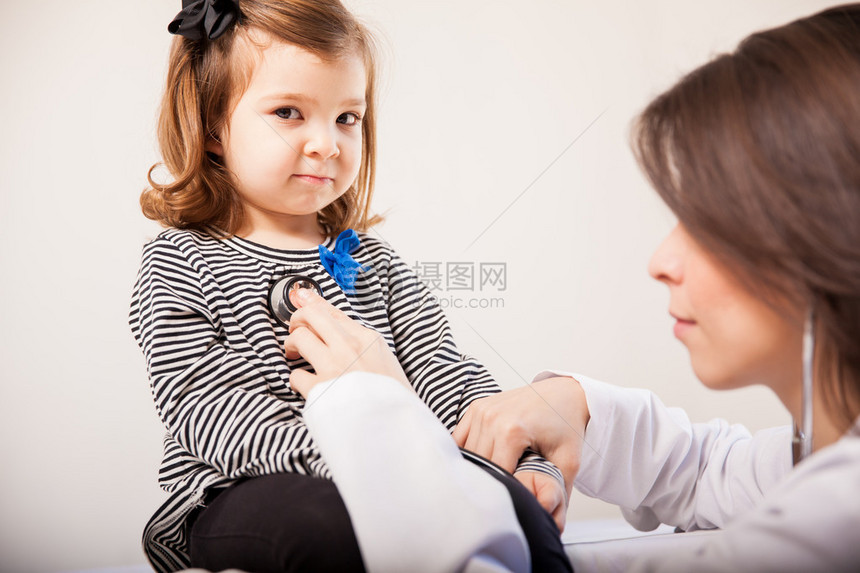 一位儿科医生在诊所检查美丽图片