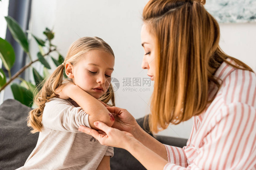 在家照顾受伤女儿的有图片