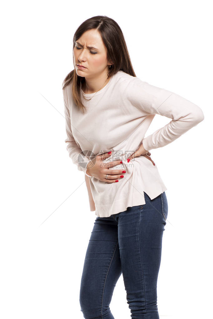 白色背景下胃痛和肾痛的年轻女子图片