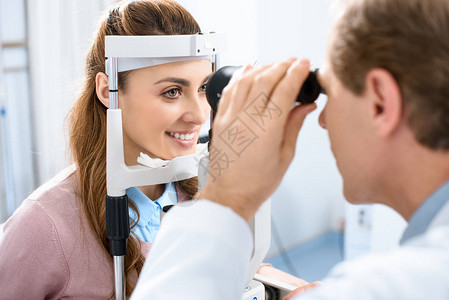 眼科医生检查病人视力在诊所图片
