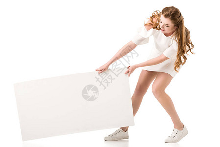 挂着空白横幅的有吸引力的年轻女子在背景图片