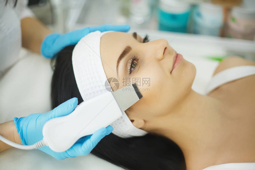 皮肤护理美丽的女人接受超声空化面部脱皮的特写镜头超声波皮肤清洁程序美容治疗美容图片