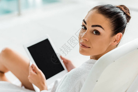 美貌女拿着数字平板电脑空白屏幕在温图片