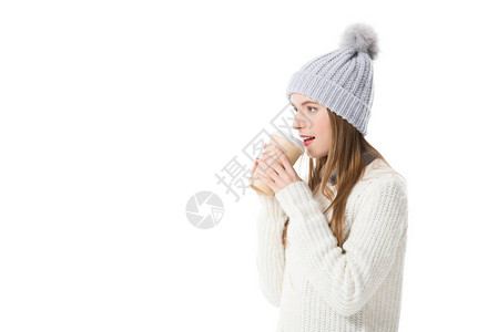穿着有咖啡可去的冬季服装在白色上与图片