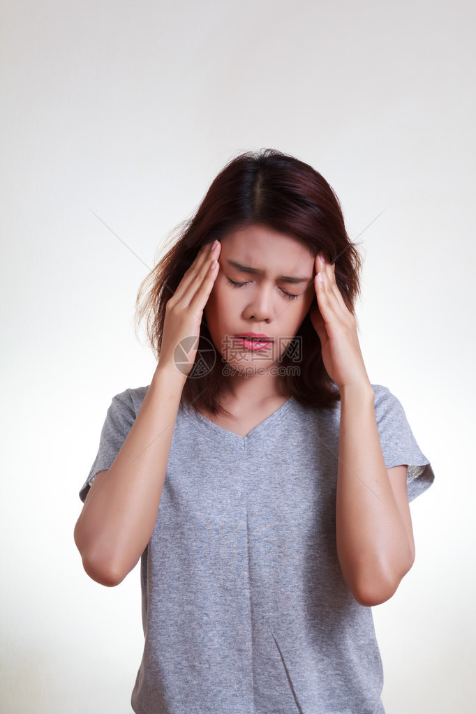 头疼的年轻女人抱着头图片