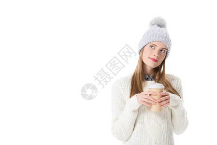 穿着冬衣的迷人梦幻女郎还有咖啡要喝背景图片