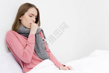 生病咳嗽和躺在床上与温度计同图片