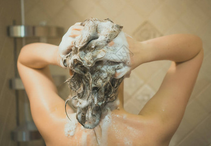 女人在淋浴时洗头图片