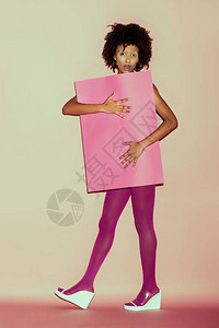 穿粉红衣服的非洲80年代女孩披着粉红色图片