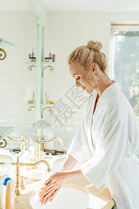 浴衣洗手时美丽的年轻女图片