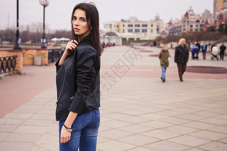 穿着黑色皮夹克的黑皮夹克美丽的黑发美女在欧佩图片